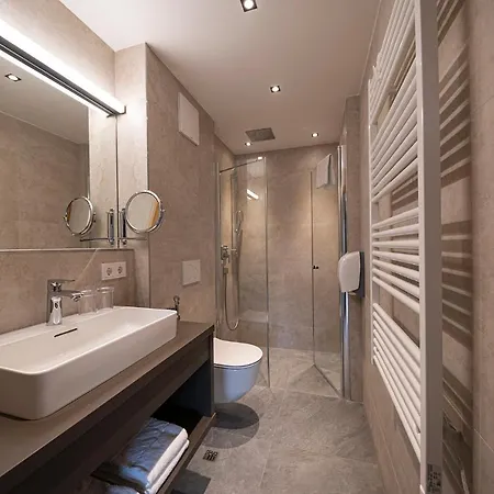 Lakeside Luxury Apartament